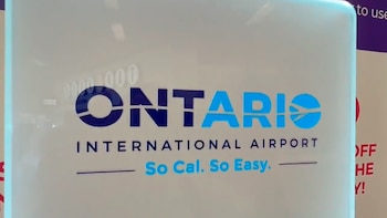 El aeropuerto de California que sorprende a los viajeros con máquinas de cuentos gratis
