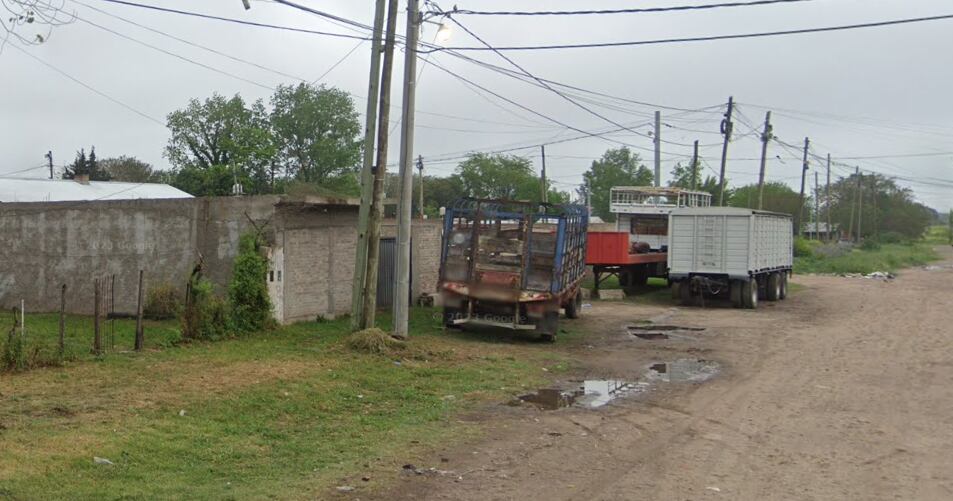 Para llevar a cabo el operativo sin ser detectados, los efectivos de la policía se trasladaron hacia los objetivos a bordo de un camión de cargas cubierto por una lona