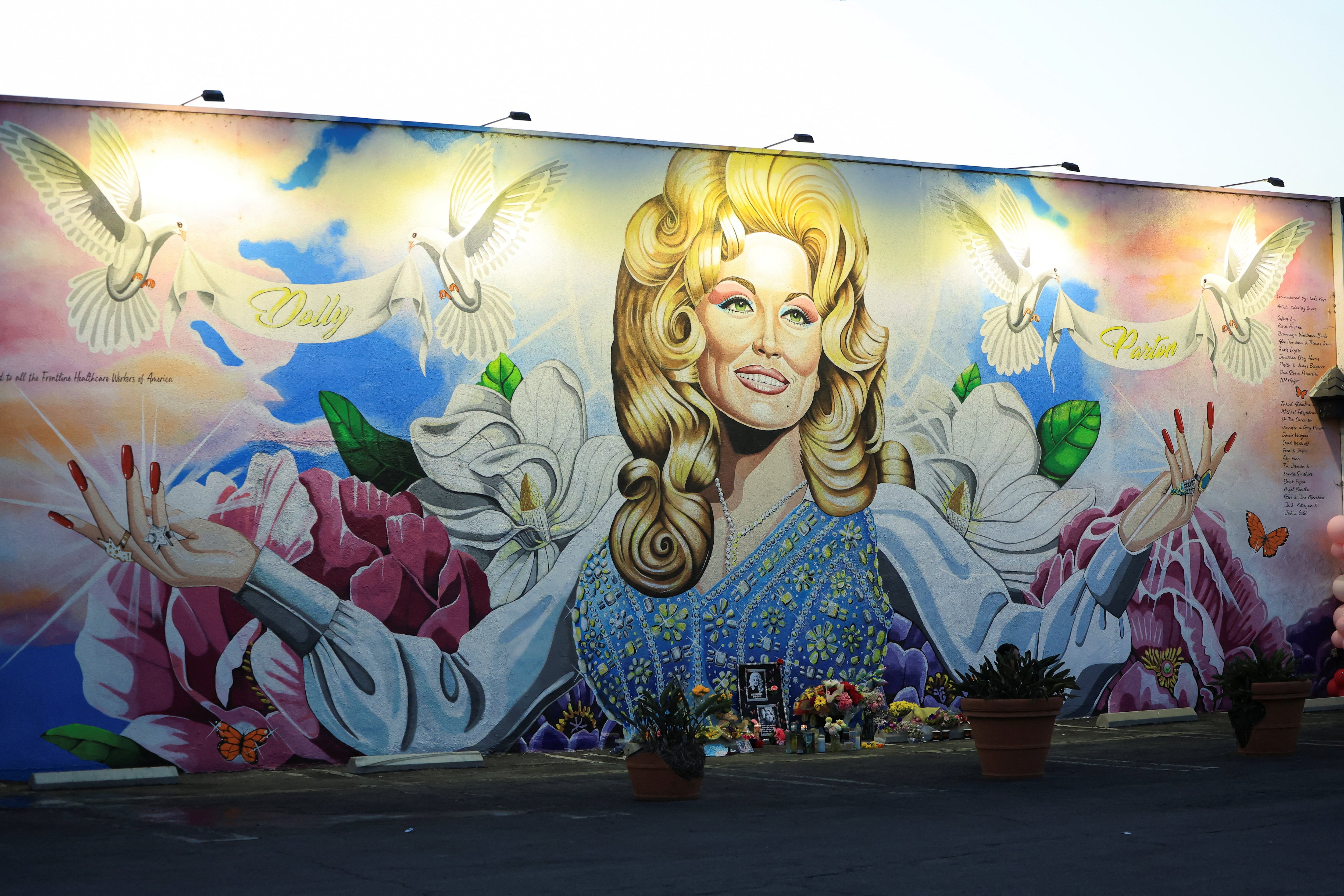 El obituario oficial de Dolly Parton fue publicado por Woodlawn-Roesch-Patton Funeral Home & Woodlawn Memorial Park tras su muerte (REUTERS/Mario Anzuoni)