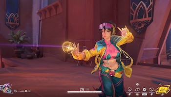 Personaje femenino de videojuego con cabello oscuro, gafas violetas, chaqueta amarilla y rosa, y top rosa. Sostiene esfera luminosa y hace gesto. Fondo de edificio, planta y UI de juego