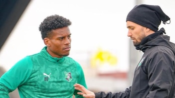 Sebastián Aranda prestando atención a