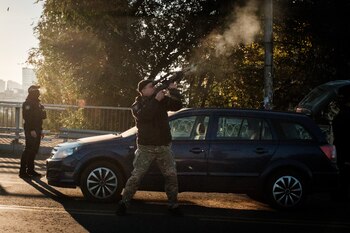Un agente de policía dispara contra un dron en vuelo (Yasuyoshi CHIBA/AFP/Archivo)