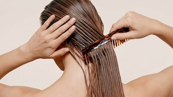 Secretos de peluquería para un cabello brillante y fuerte en casa: rutina, lavado y trucos simples