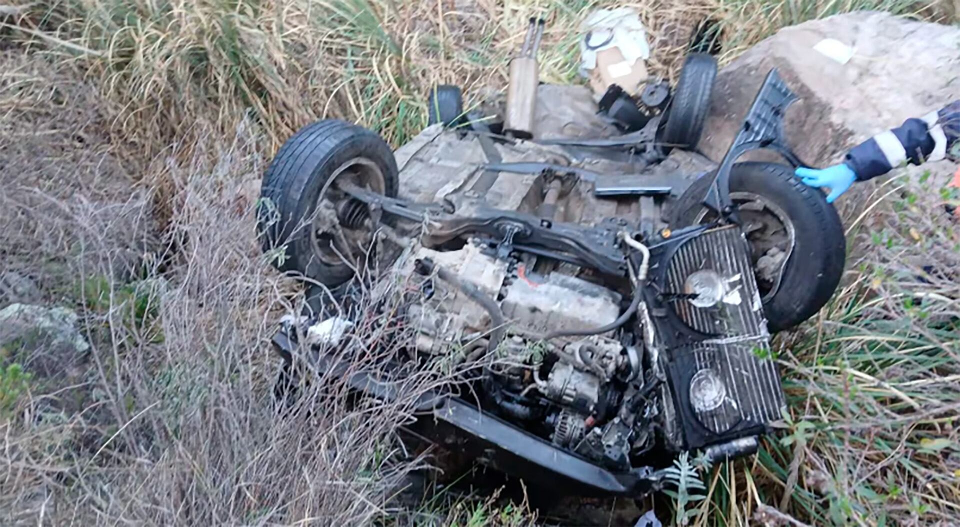 Así quedó el Volkswagen Bora, color gris, luego del fatal accidente: irreconocible