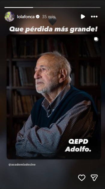Retrato de Adolfo Aristarain, un hombre mayor con barba y cabello blanco, mirando pensativo hacia la izquierda, con estanterías llenas de libros al fondo
