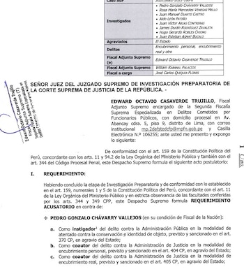 Primer plano de un documento legal oficial en español, un requerimiento acusatorio, con texto impreso y un sello o firma morada en el margen izquierdo