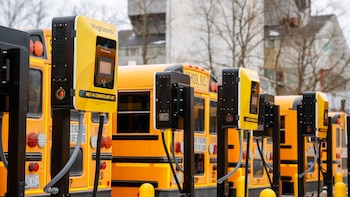 Os ônibus escolares elétricos do Colorado usam carregamento bidirecional para devolver eletricidade à rede após o término das aulas (Crédito: foto de imprensa de Highland Electric Fleets)