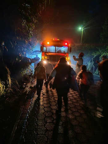 El Porvenir y Las Lajitas, en San Juan Alotenango, fueron evacuadas por bomberos y personal de la SE-Conred ante el riesgo por la erupción. (Foto cortesía CONRED)