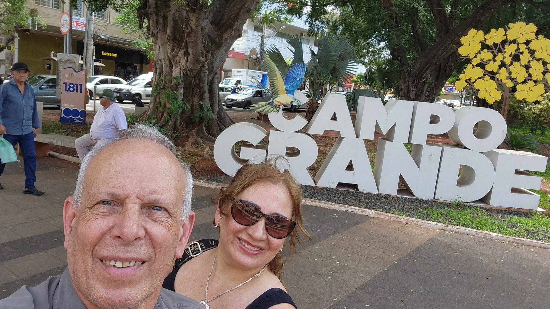 A fines de 2025, Edmundo y su esposa Fabiola recorrieron el sur de Brasil para conocer el estado de las rutas y buscar aliados que les regalaran basura para hacer funcionar su coche (Foto/Facebook Autoabasura)