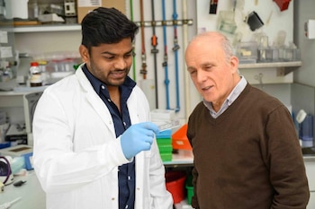 investigación cáncer de próstata Weizmann - (izq.) Dr. Arunachalam Sekar y Prof. Yosef Yarden