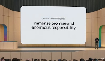 Un hombre en un escenario presenta frente a una gran pantalla que muestra el texto 'Inteligencia Artificial General: Inmensa promesa y enorme responsabilidad'. Abajo, una audiencia