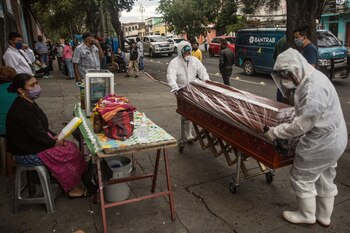 Empleados funerarios trasladan el féretro de una víctima de coronavirus, en Ciudad de Guatemala (Guatemala), en una fotografía de archivo. EFE/ Esteban Biba