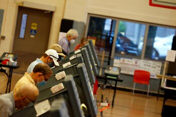 Vista de votantes participando en una jornada de voto anticipado en Houston, Texas, el 15 de octubre de 2020. EFE/Aaron M. Sprecher