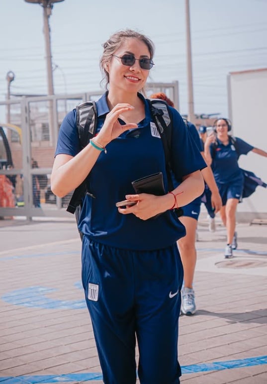 Las jugadoras de Alianza Lima ingresando al Polideportivo 'Lucha' Fuentes previo al duelo con Rebaza Acosta por la Liga Peruana de Vóley 2025/2026. - créditos: Alianza Lima vóley