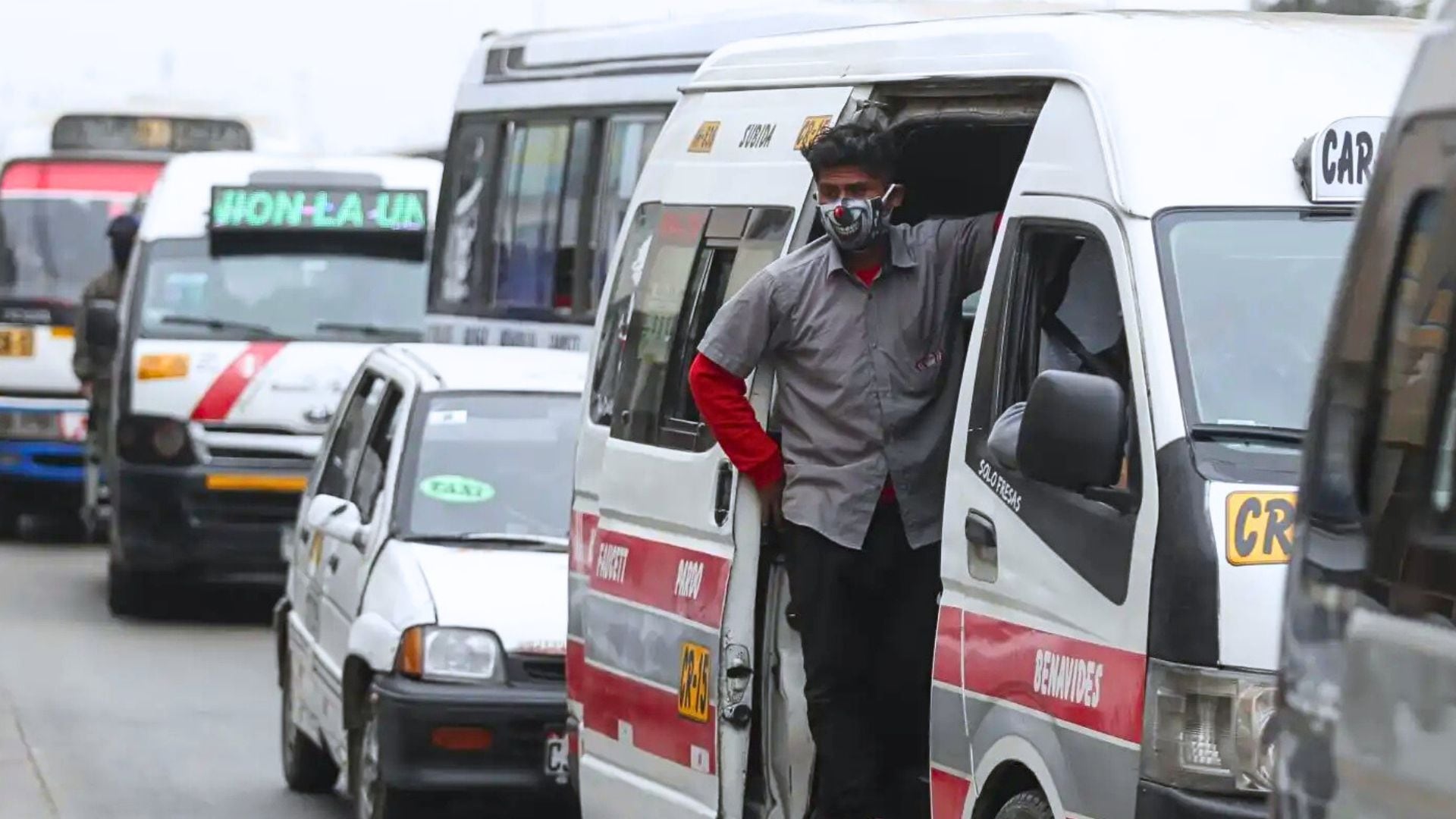 Los precios en el transporte público subieron en, al menos, S/0,50. El alza impacta en la canasta básica familiar. - Crédito Andina/Renato Pajuelo