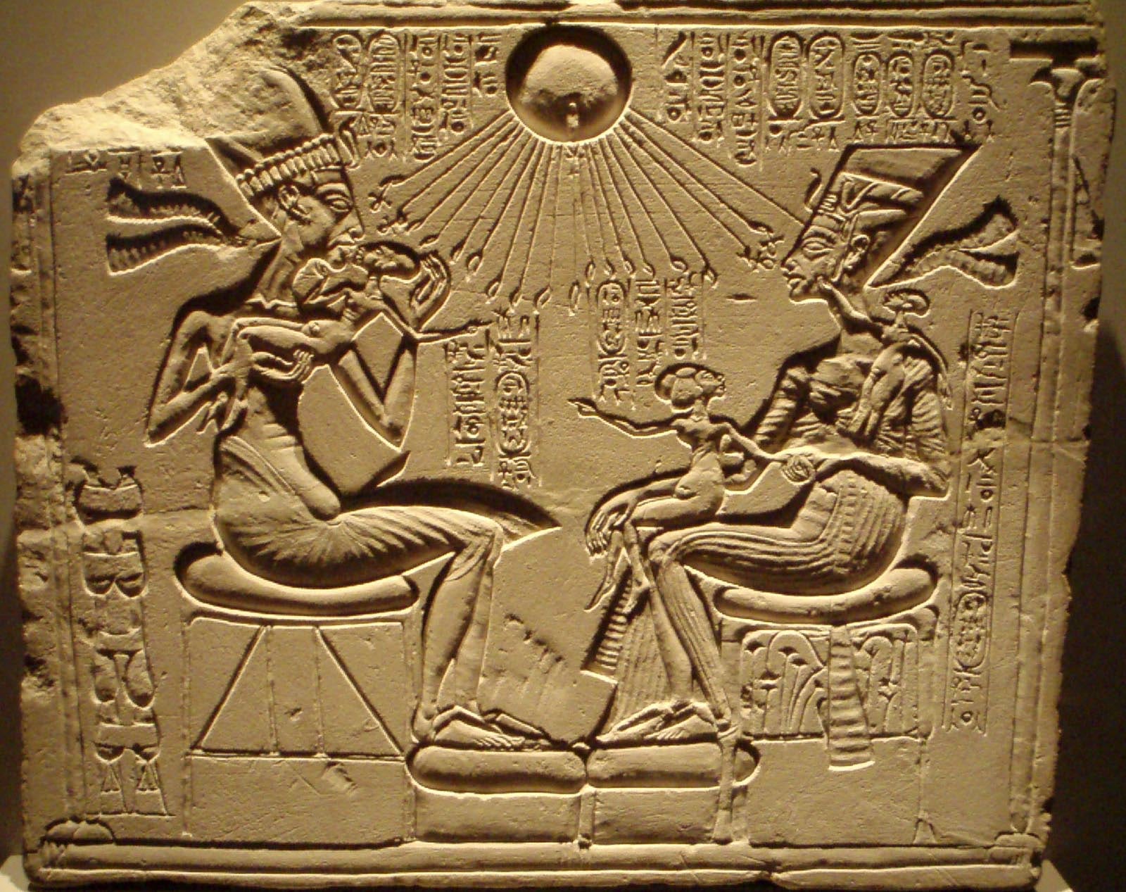 Un altar doméstico en el que aparecen Akenatón, Nefertiti y tres de sus hijas (Museo Egipcio de Berlín)