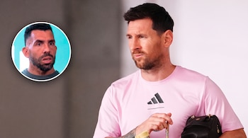 Primer plano de Lionel Messi con camiseta rosa, barba y un objeto dorado en la mano. A la izquierda, un círculo muestra el rostro de Sergio Agüero.