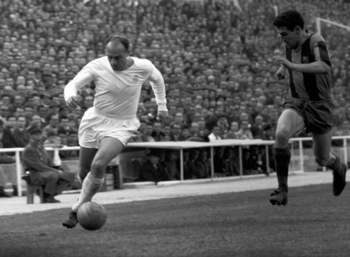 Alfredo Di Stéfano conduce el balón en un Clásico de 1962 entre Real Madrid y FC Barcelona (EFE)