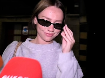 07/10/2026 Ester Expósito.
Ester Expósito y Kylian Mbappé se encuentran de nuevo en Madrid tras disfrutar de unos días en París que no han estado exentos de polémica. Y es que aunque la actriz viajó a la capital francesa para asistir a varios desfiles de la Semana de la Moda parisina, aprovechando que el futbolista había abandonado la concentración con su Selección a causa de una lesión en la rodilla, ambos se dejaban ver de lo más enamorados en una de las discotecas más exclusivas de la ciudad de la Torre Eiffel, desatando duras críticas contra el delantero por no volver a nuestro país para centrarse en su recuperación con el Real Madrid.
EUROPA ESPAÑA SOCIEDAD
