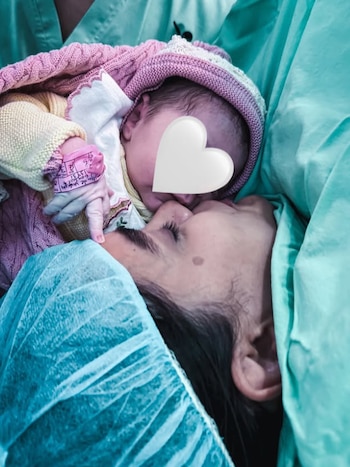 Valeria Valencia, pareja de Gustavo Puerta, con su hija, Oriana Puerta, después de su nacimiento - crédito @valeriavalencia___/Instagram