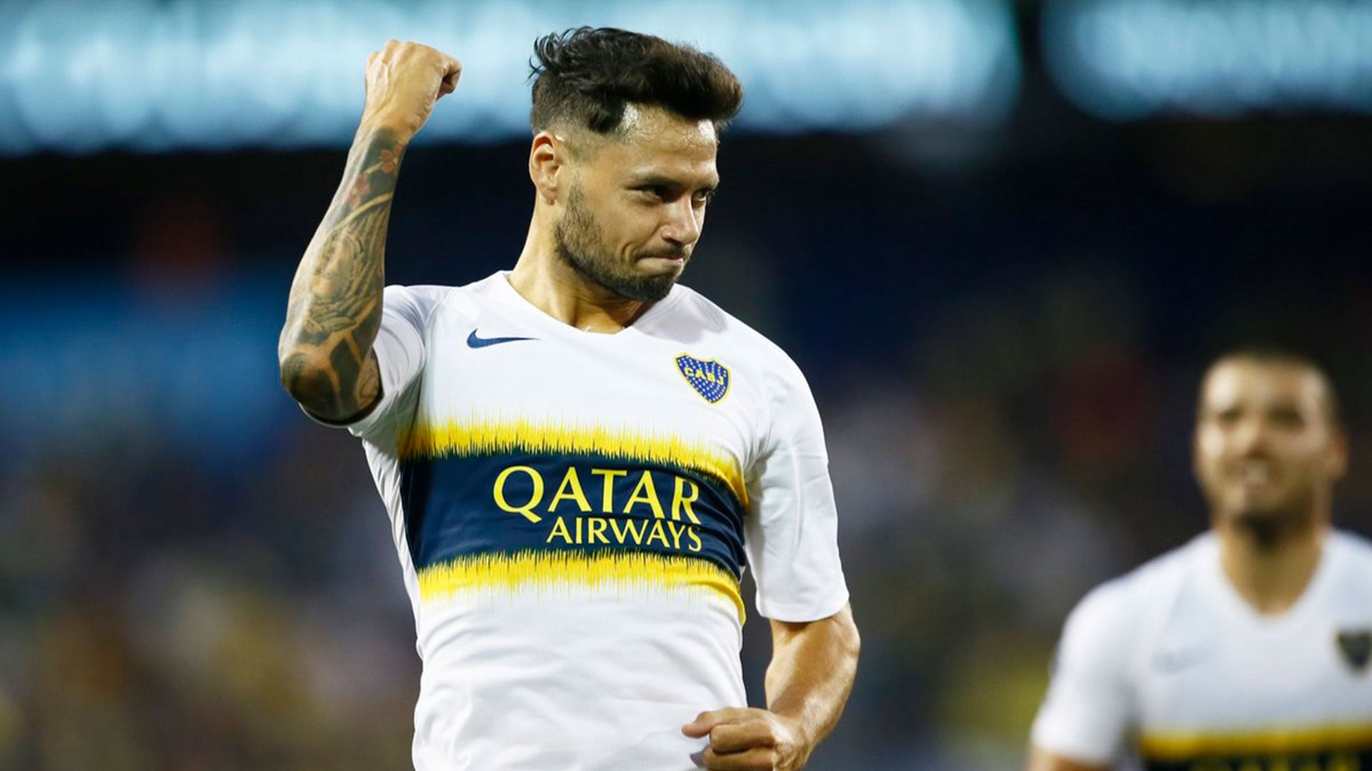 Mauro Zárate festeja un gol con la camiseta de Boca (@BocaJrsOficial)