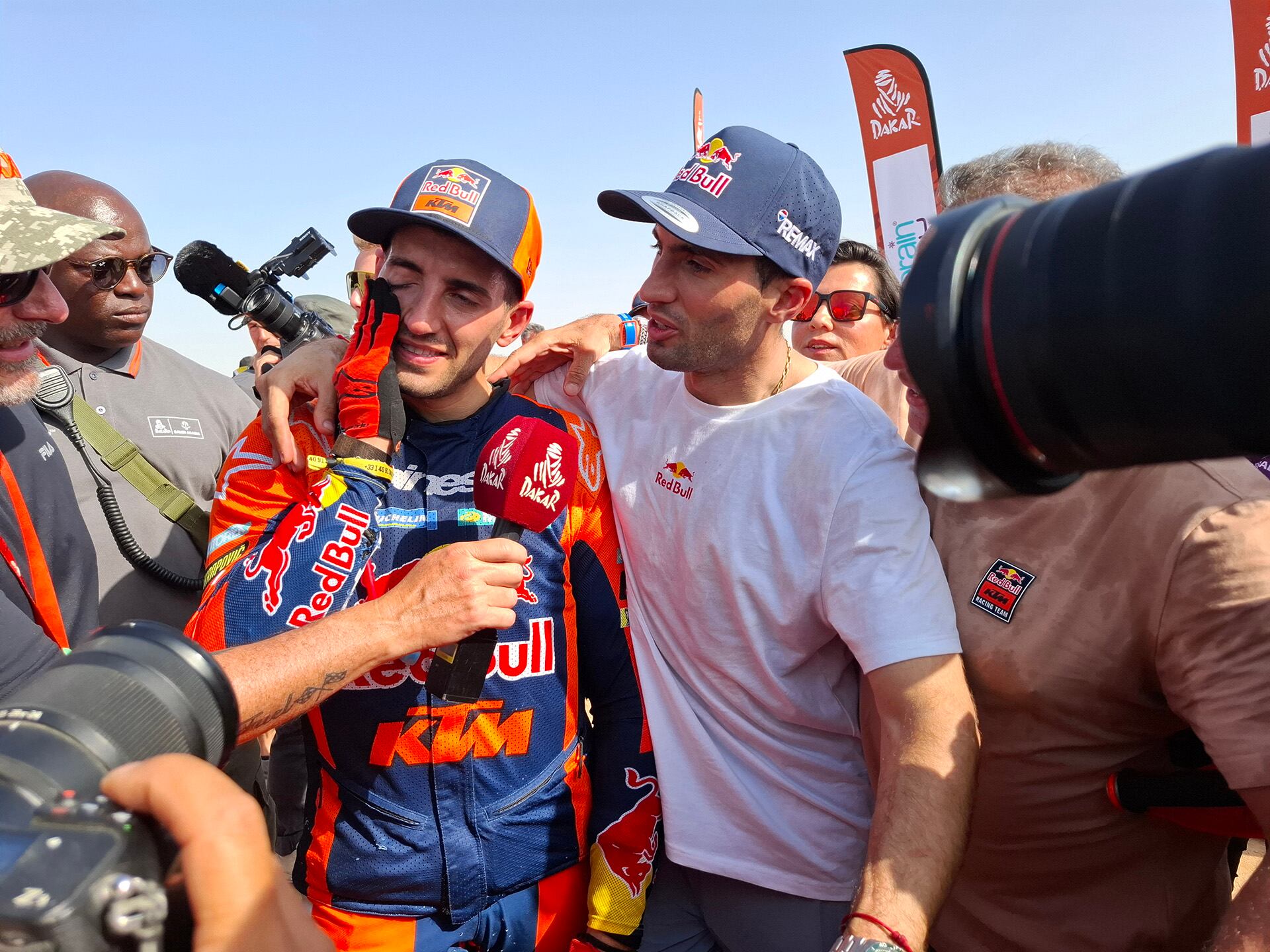 La emoción de Luciano junto a su hermano Kevin