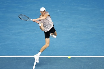 El italiano Jannik Sinner, en un momento de su partido ante el argentino Sebastián Báez, de la tercera ronda del Abierto de Australia. EFE/EPA/LUKAS COCH AUSTRALIA AND NEW