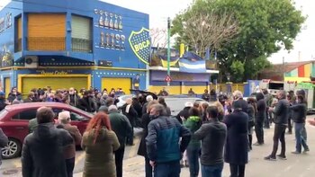 Una multitud rompió la cuarentena