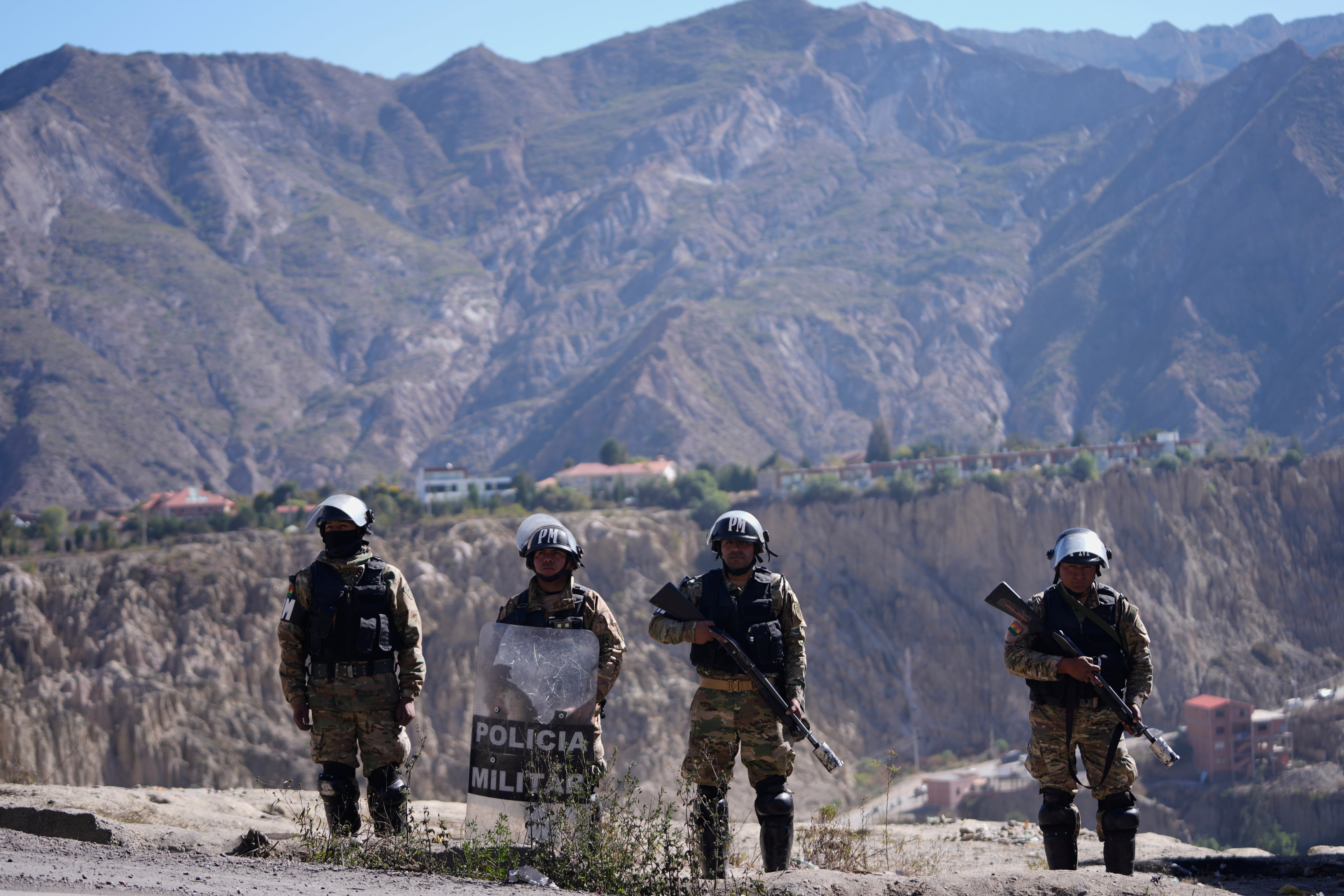 Patrullas de la policía militar tras despejar una carretera bloqueada por manifestantes en Carreras, Bolivia, el viernes 5 de junio de 2026 (AP/Juan Karita)