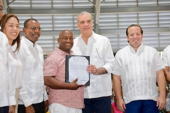 El Gobierno dominicano entregó 1,500 títulos de propiedad a familias vulnerables de Santo Domingo y el Distrito Nacional, impulsando la seguridad jurídica en la vivienda. (Foto cortesía Presidencia de República Dominicana)
