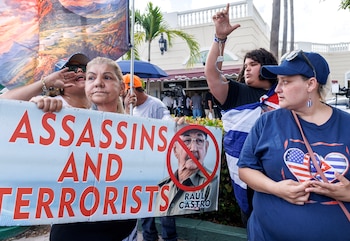 Cubanos en el exilio sostienen un cartel que dice "asesinos y terroristas" con la imagen de Raúl Castro en Miami, EEUU, el 20 de mayo de 2026 (EFE/RISTOBAL HERRERA-ULASHKEVICH)