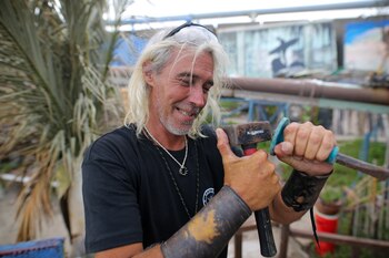 Marcos con sus herramientas de