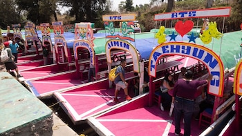 Así son las trajineras y paseos temáticos de BTS en Xochimilco