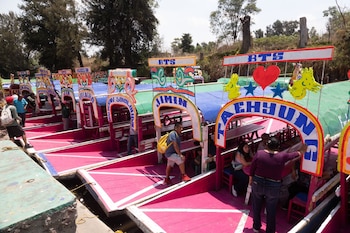 El grupo coreano se convierte en tendencia al tematizar el embarcadero de Nativitas, donde diez trajineras decoradas con el nombre de sus integrantes ofrecen recorridos exclusivos para fans del 7 al 11 de mayo. (FOTO: EDGAR NEGRETE LIRA/CUARTOSCURO.COM)