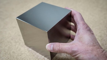 El cubo de tungsteno concentra