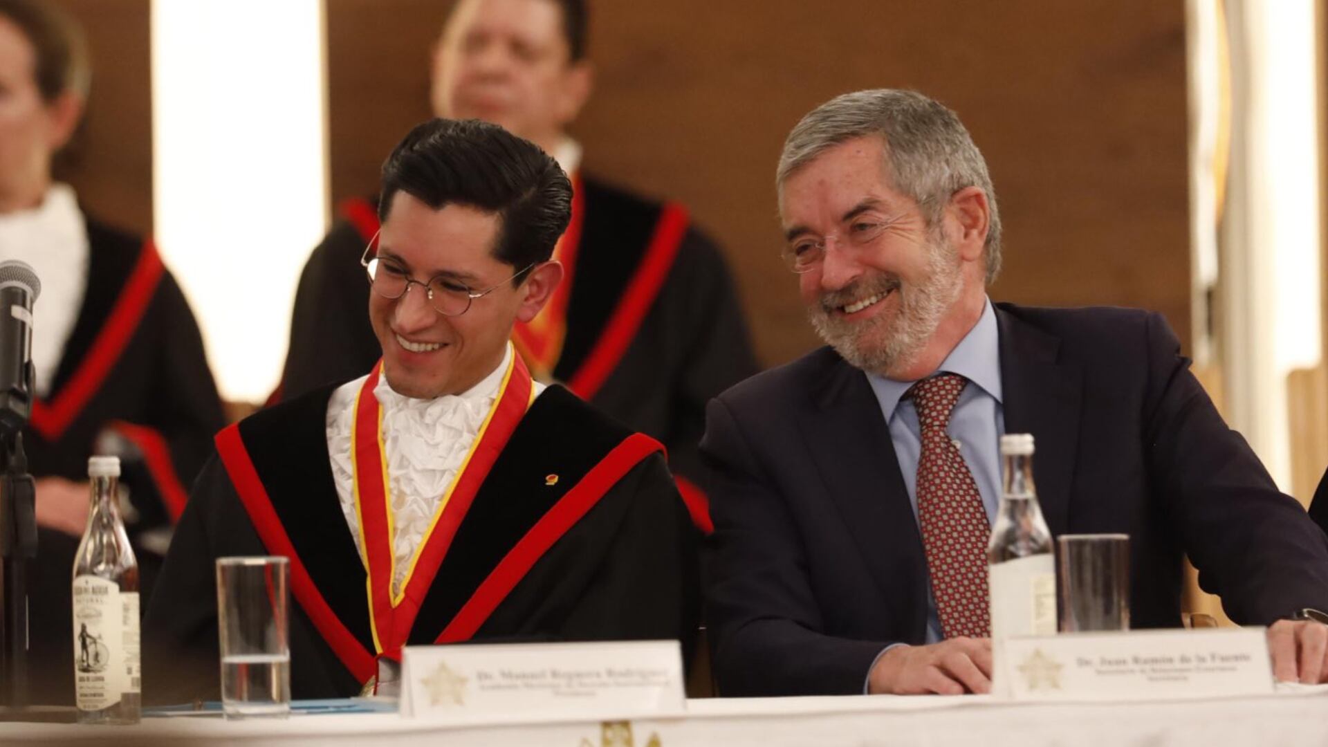 Juan Ramón de la Fuente durante la ceremonia donde Roberto Velasco recibió el grado de académico Honoris causa (@r_velascoa)