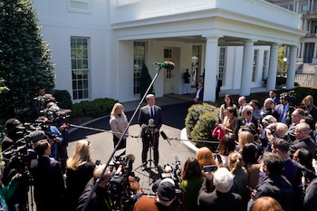 Scott Bessent y Karoline Leavitt,