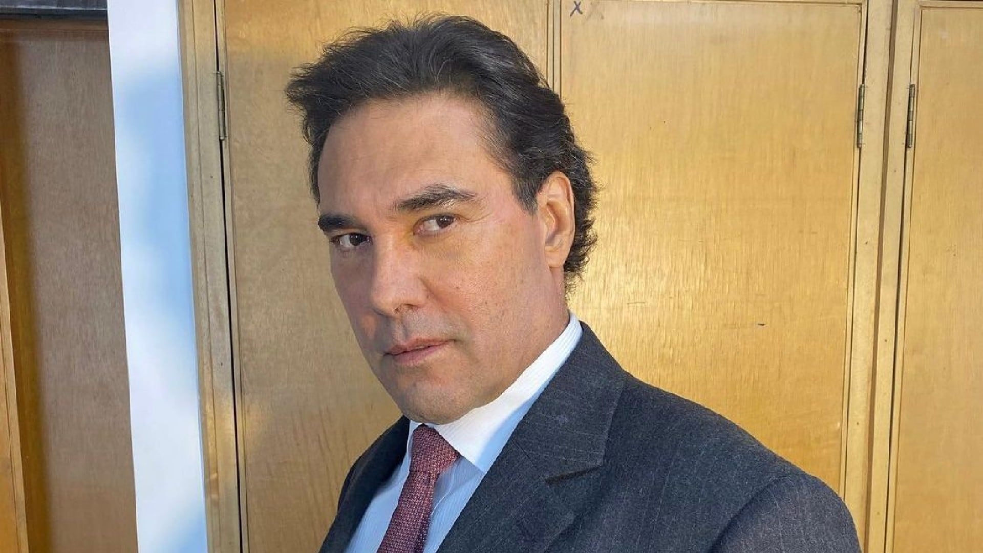 El intérprete decidió compartir cada paso de su tratamiento estético, inspirando a sus fans y sumándose a la tendencia de celebridades que apuestan por la transparencia en el cuidado personal (Infobae)
