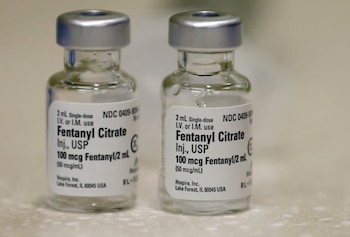 Primer plano de dos viales de vidrio de Fentanilo Citarato, con etiquetas blancas que muestran la información del medicamento