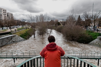 Personas junta al río Manzanares,