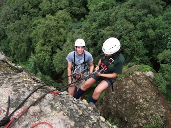 Cuenta con estacionamiento, regaderas y