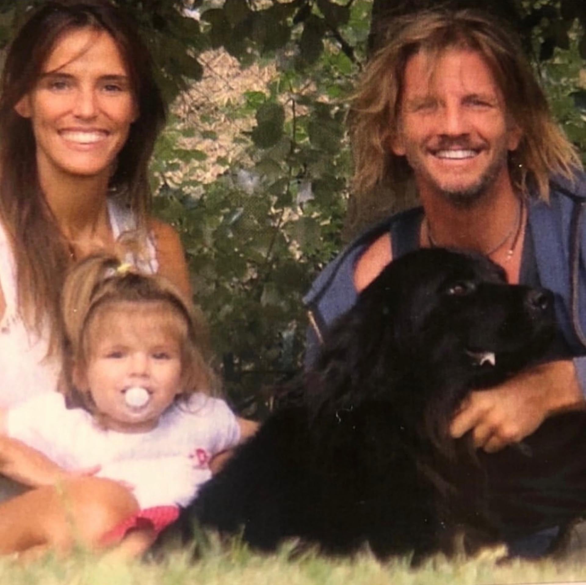 Facundo Arana comparte una tierna imagen retro junto a su hija, su expareja María Susini y su perro negro, sonriendo en un momento familiar al aire libre