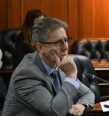 El senador Eduardo Vischi, jefe