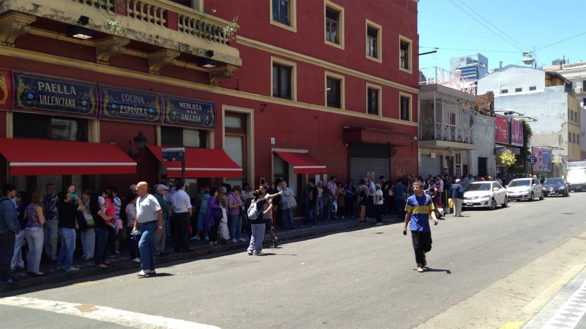 La costumbre de comprar pan dulce en el tradicional restaurante de Montserrat se integra a las celebraciones navideñas de numerosas familias en Buenos Aires (Foto: Plaza Mayor)