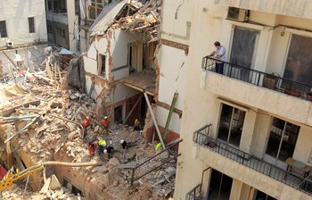 El equipo de rescate busca a un posible sobreviviente tras detectar latidos entre los escombros de los edificios dañados por la explosión masiva en la zona portuaria de Beirut, en Gemmayze, Líbano, el 4 de septiembre de 2020 (REUTERS/Aziz Taher)