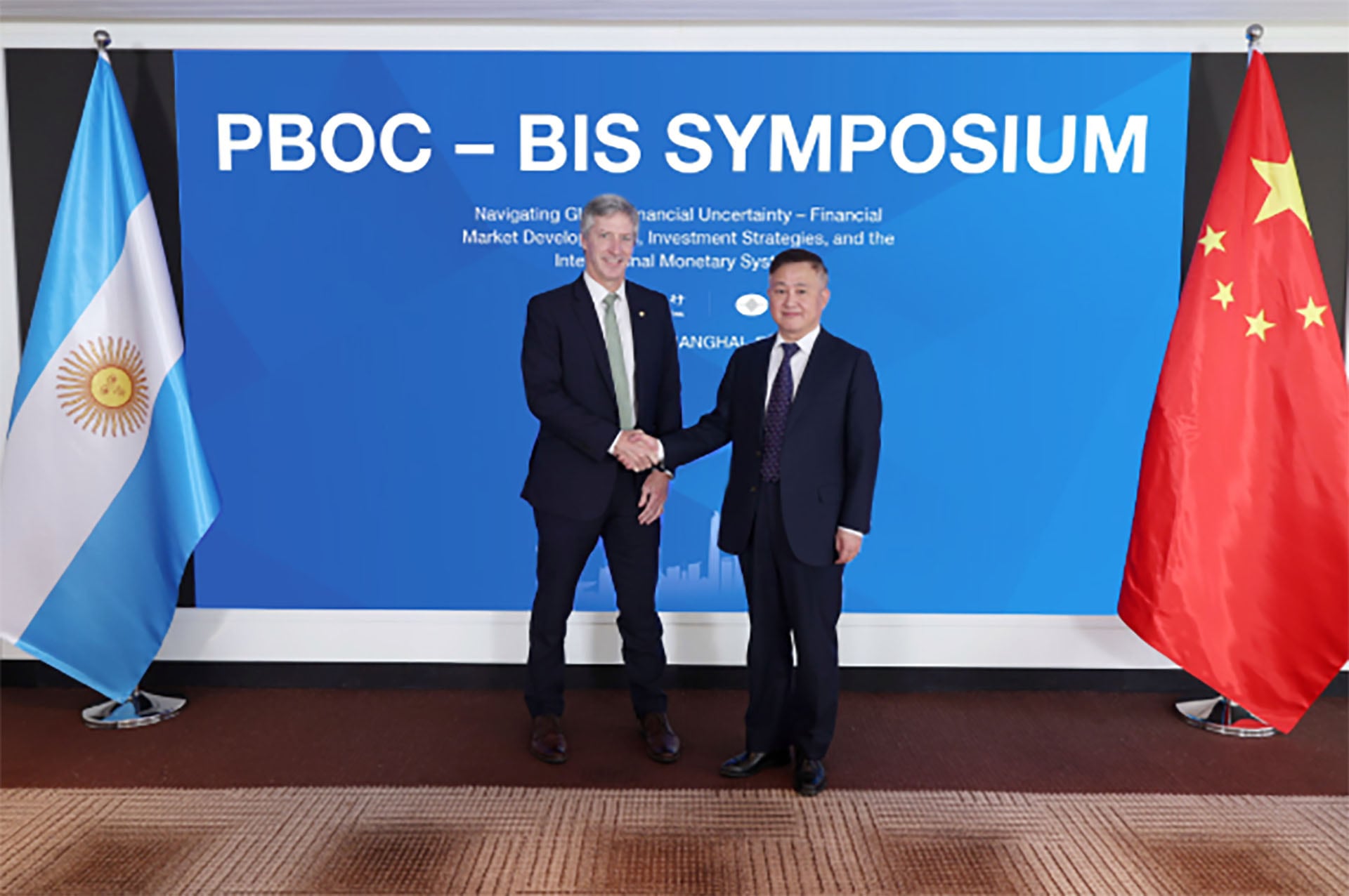 Bausili y el titular del Banco Central chino, Pan Gongsheng, en el evento de esa entidad y el Banco de Pagos Internacionales