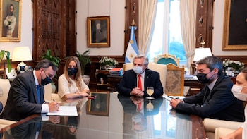 Alberto Fernández reunido junto a