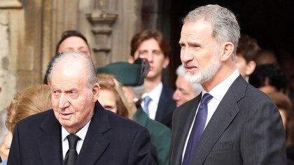 Felipe VI y Juan Carlos protagonizan un inesperado reencuentro en el aeropuerto de Vitoria