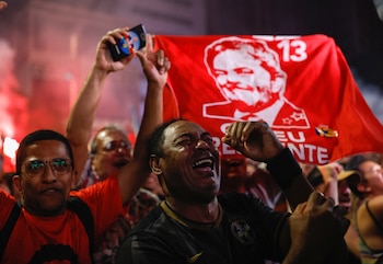 Un hombre celebra, emocionado, la victoria de Lula en las elecciones de este domingo