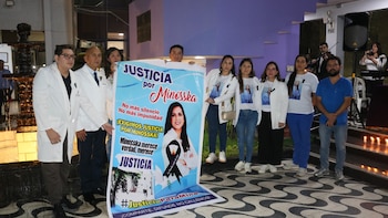 El Consejo Regional IX del Colegio Médico del Perú acompañó a la familia y expresó su solidaridad durante el acto.